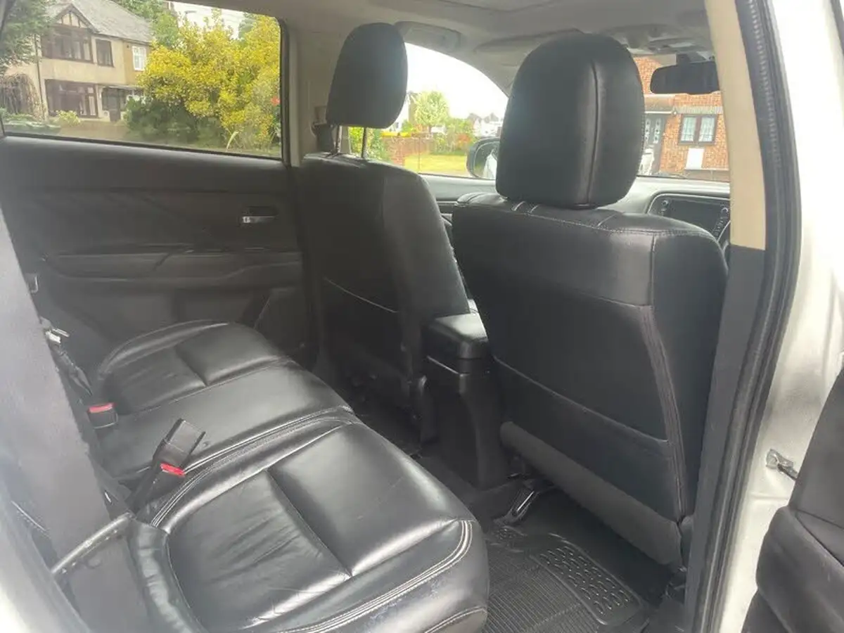 2015-mitsubishi-outlander-20-gx4h-phev-big-40