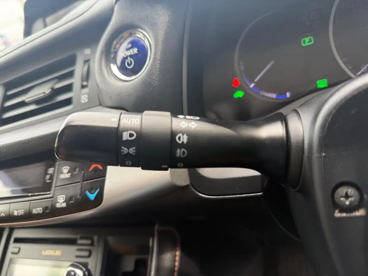 2013-lexus-ct-200h-18-advance-big-32