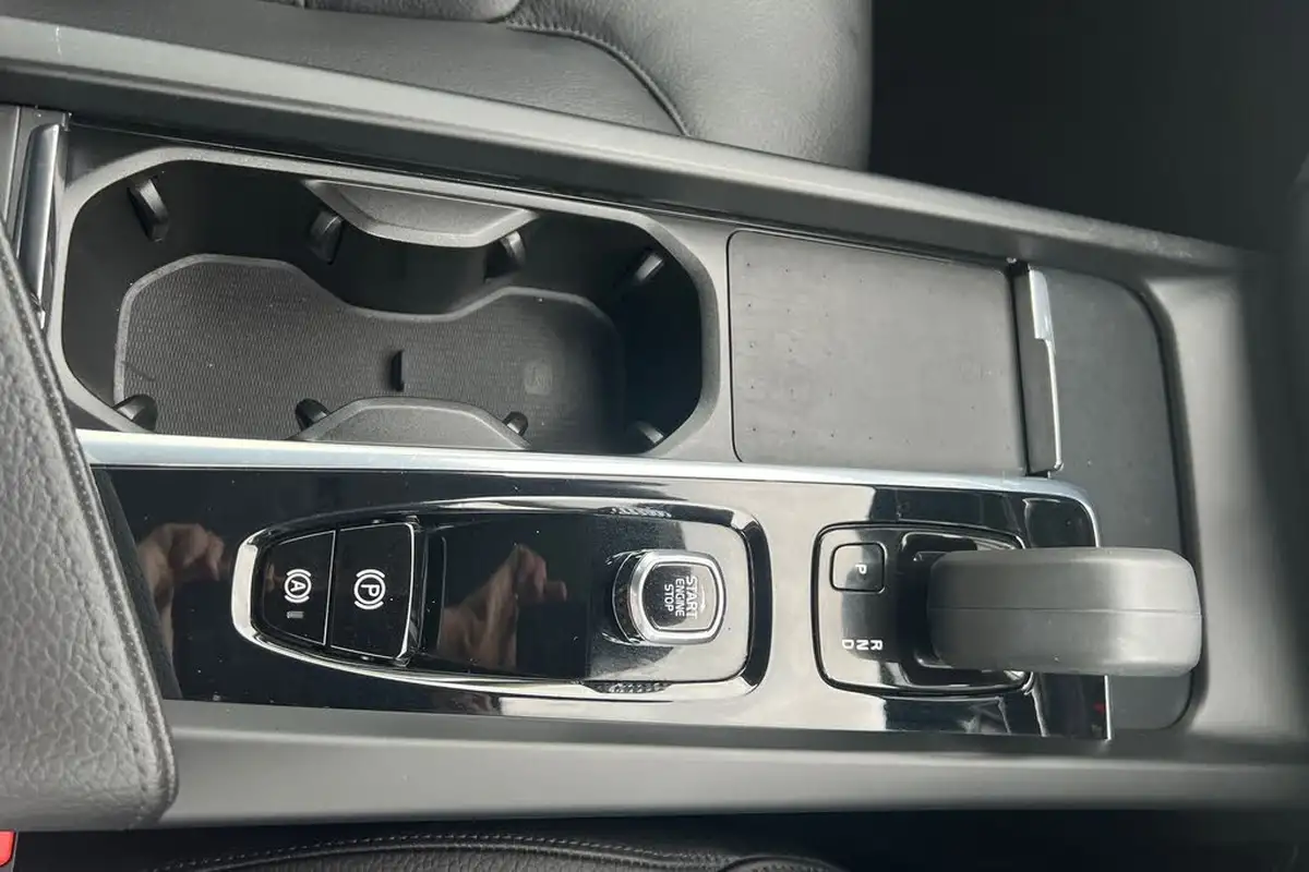 2021-volvo-xc60-20td-b4-momentum-awd-big-12