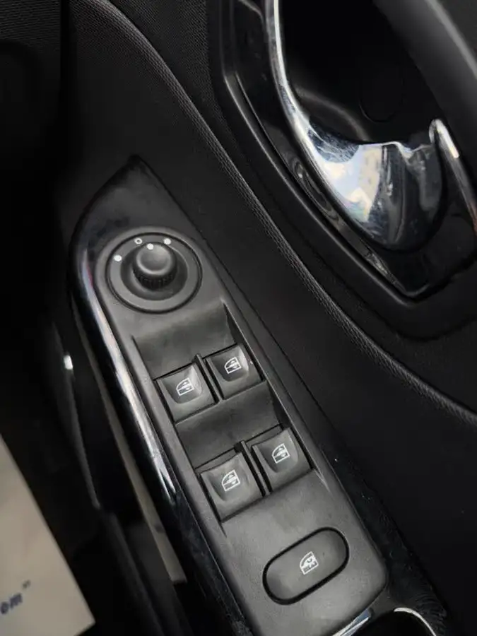 2015-renault-captur-09-dynamique-nav-big-46
