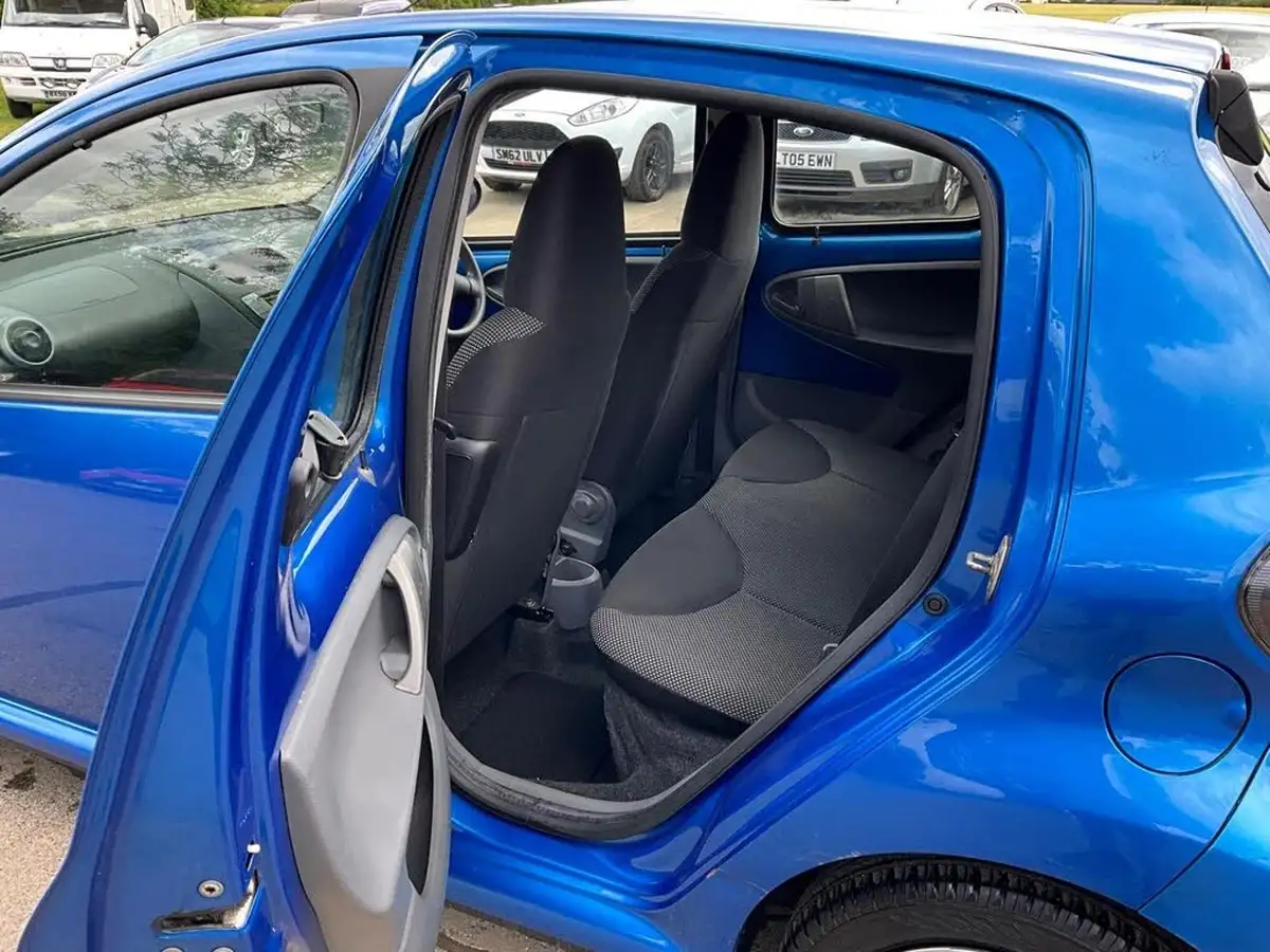 2010-toyota-aygo-10-aygo-blue-vvt-i-5d-big-40