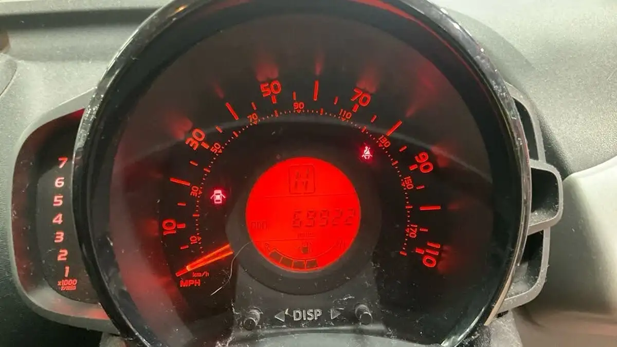 2018-toyota-aygo-10-vvt-i-x-play-71bhp-5d-x-shift-big-11