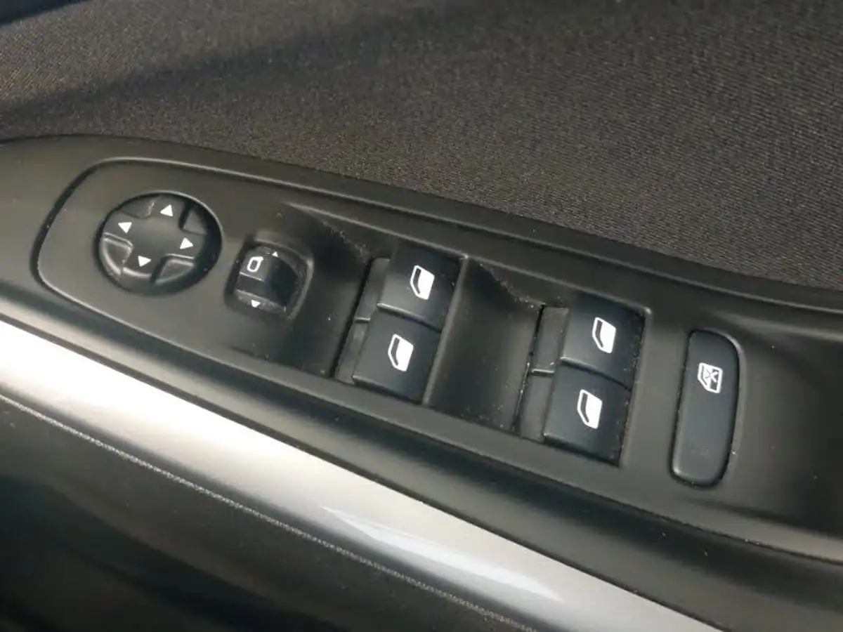 2019-vauxhall-grandland-x-12-se-ss-big-18