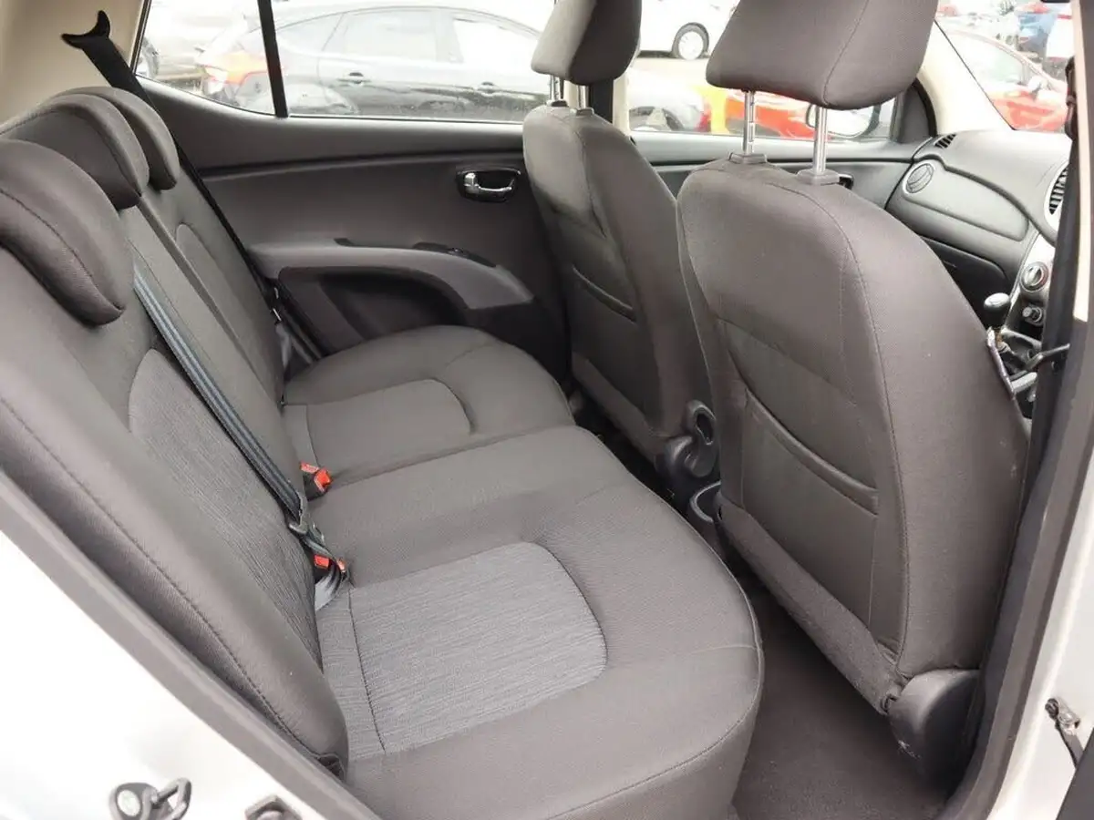 2012-hyundai-i10-12-style-85bhp-big-23