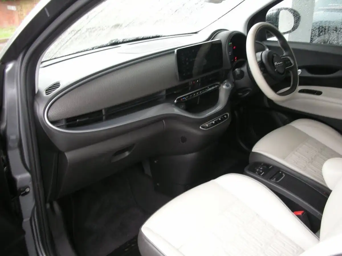 2021-fiat-500c-e-la-prima-big-18