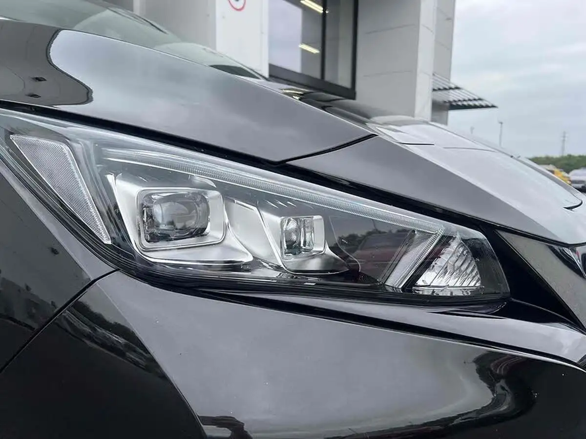 2020-nissan-leaf-e-tekna-big-10