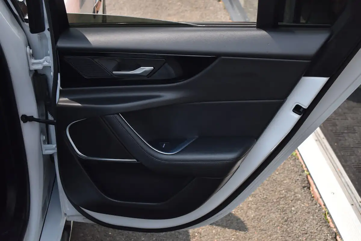 2021-jaguar-xe-20-d200-r-dynamic-black-big-35