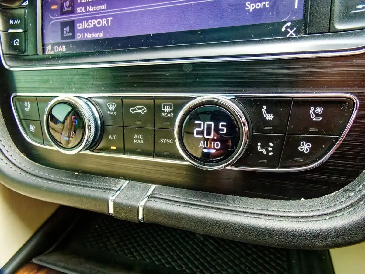2017-bentley-bentayga-40-diesel-big-42