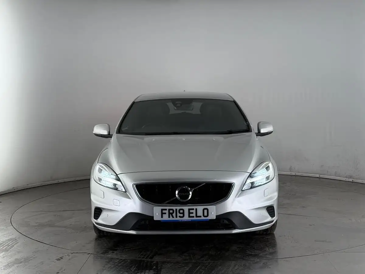 2019-volvo-v40-15-t2-r-design-edition-big-2