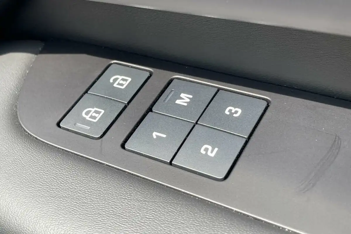 2025-land-rover-discovery-30-d350-metropolitan-edition-big-56