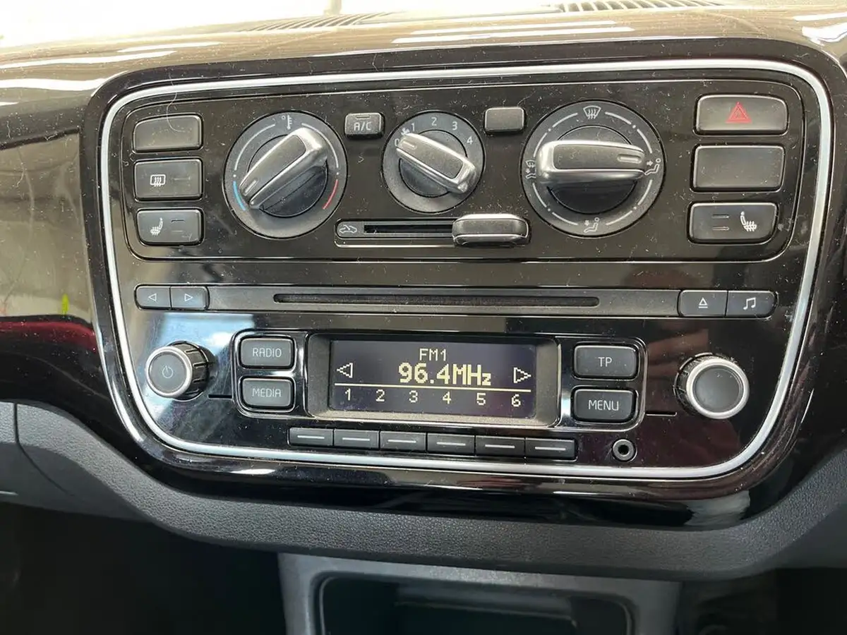2013-volkswagen-up-10-rock-up-big-20