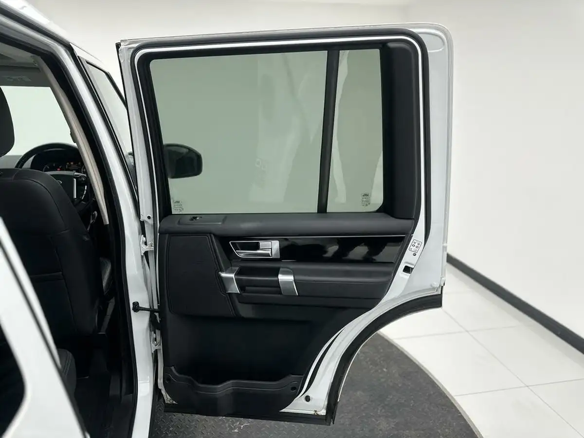 2016-land-rover-discovery-4-30-sd-v6-hse-big-16