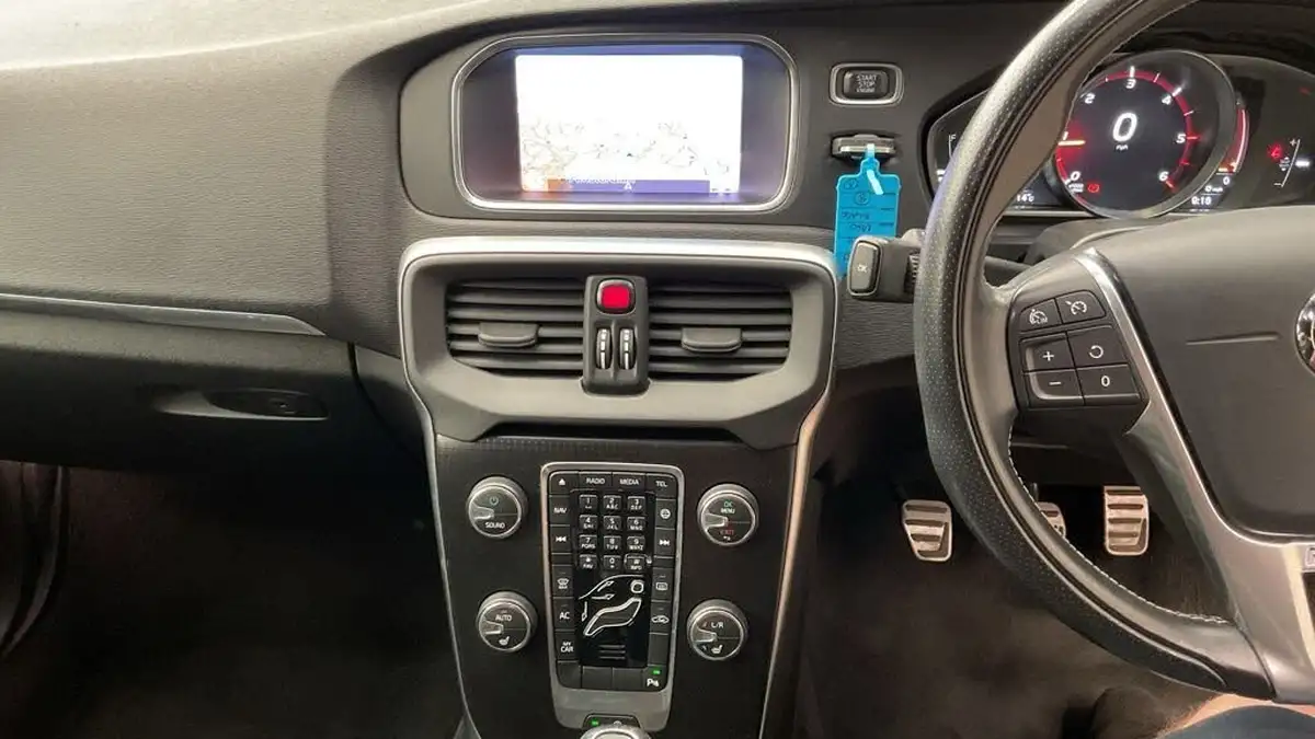 2018-volvo-v40-20td-d3-r-design-nav-plus-big-2