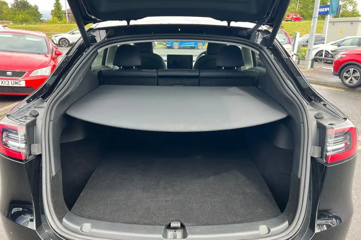 2022-tesla-model-y-e-long-range-big-18