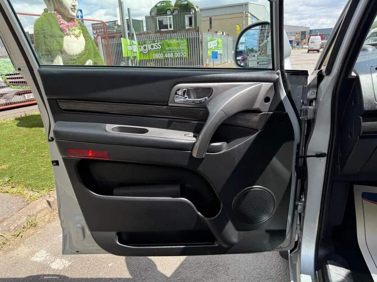 2018-kgm-ssangyong-turismo-22td-ex-auto-big-26