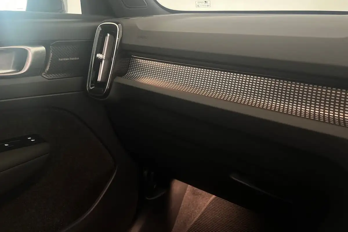 2022-volvo-xc40-15-t3-r-design-auto-big-27