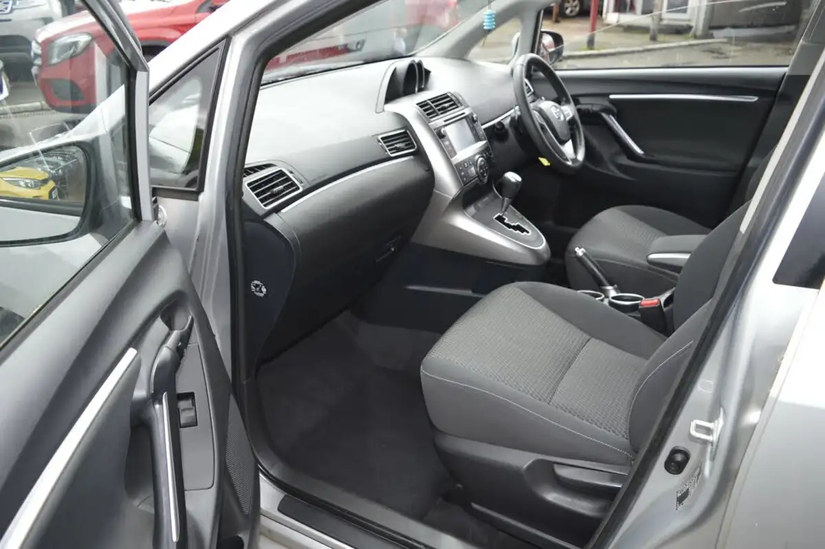 2014-toyota-verso-18-icon-7st-big-11