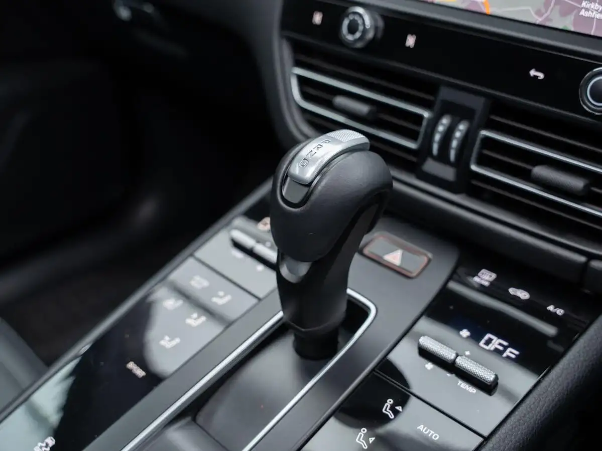 2022-porsche-macan-20-big-15