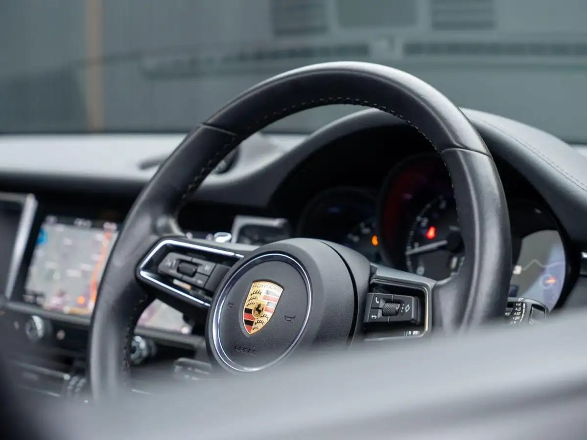 2022-porsche-macan-20-big-39