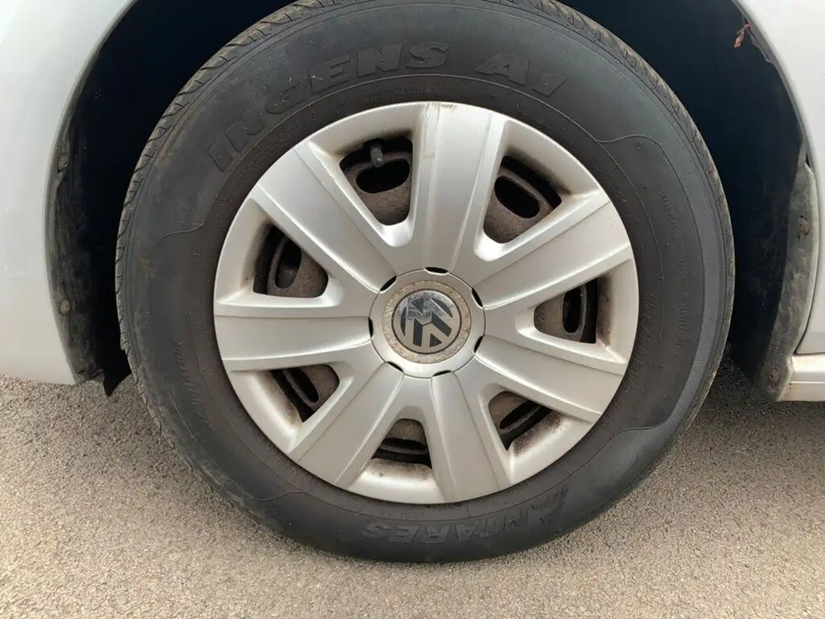 2014-volkswagen-polo-12-s-5d-big-8