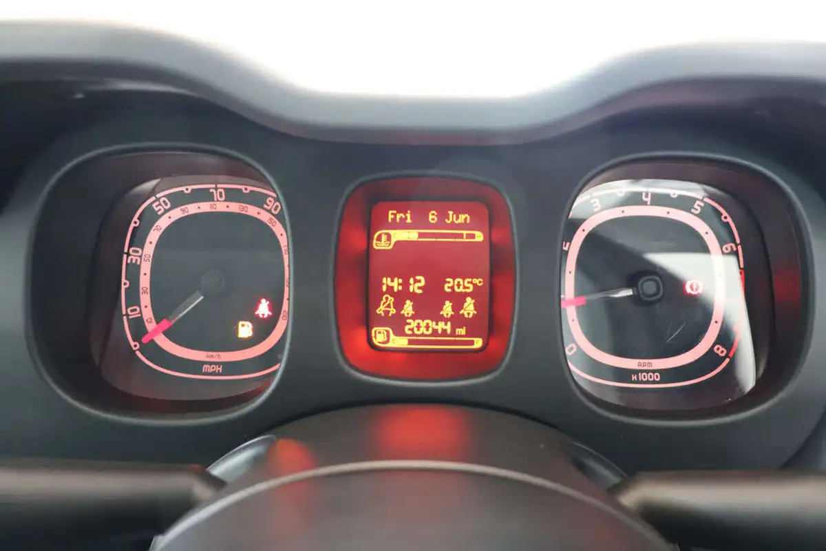 2020-fiat-panda-12-waze-big-39