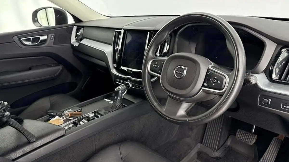 2020-volvo-xc60-20td-d4-momentum-pro-big-5