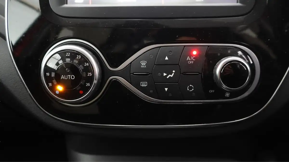 2019-renault-captur-09-tce-iconic-big-11