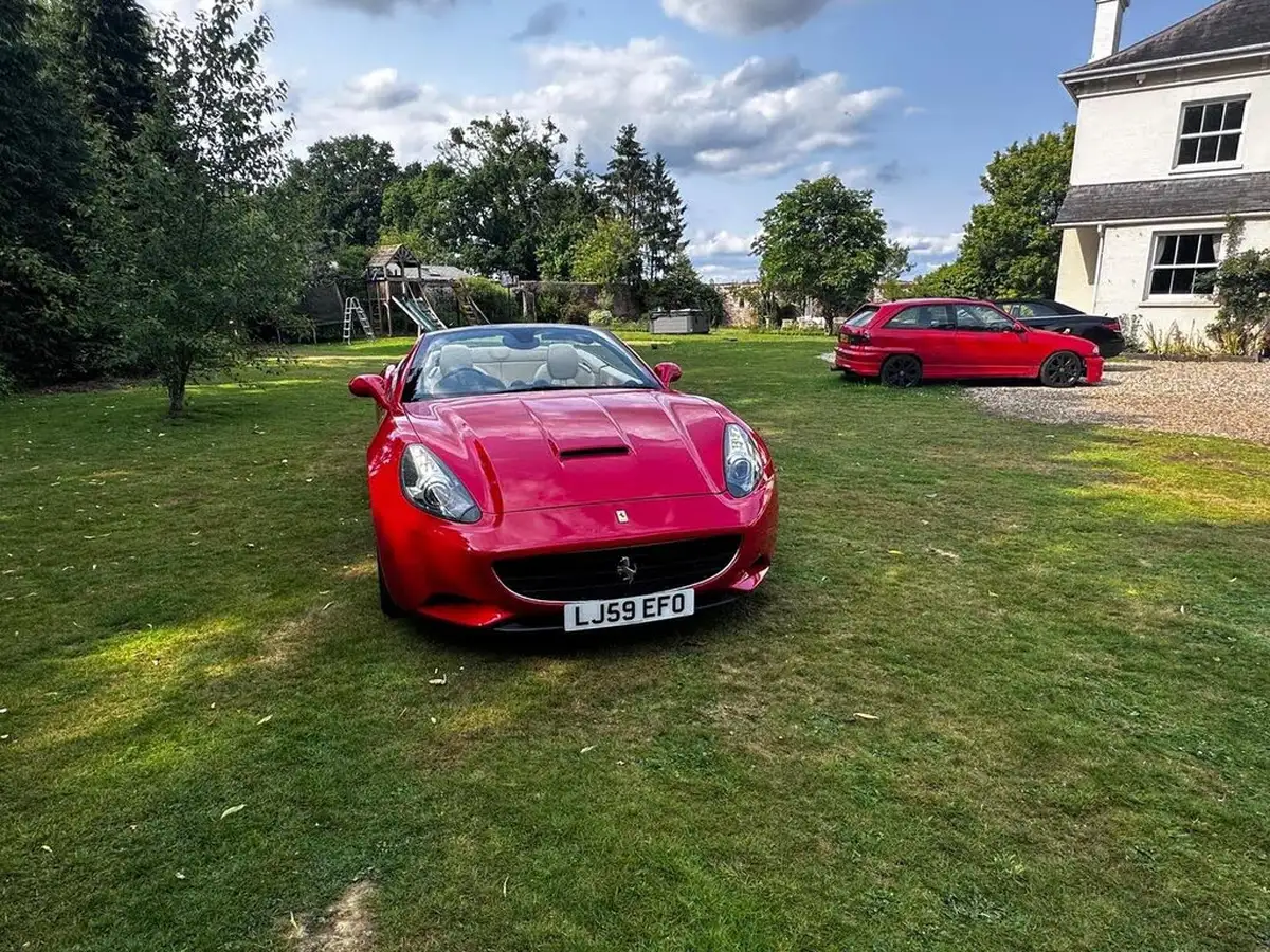 2010-ferrari-california-43-big-27