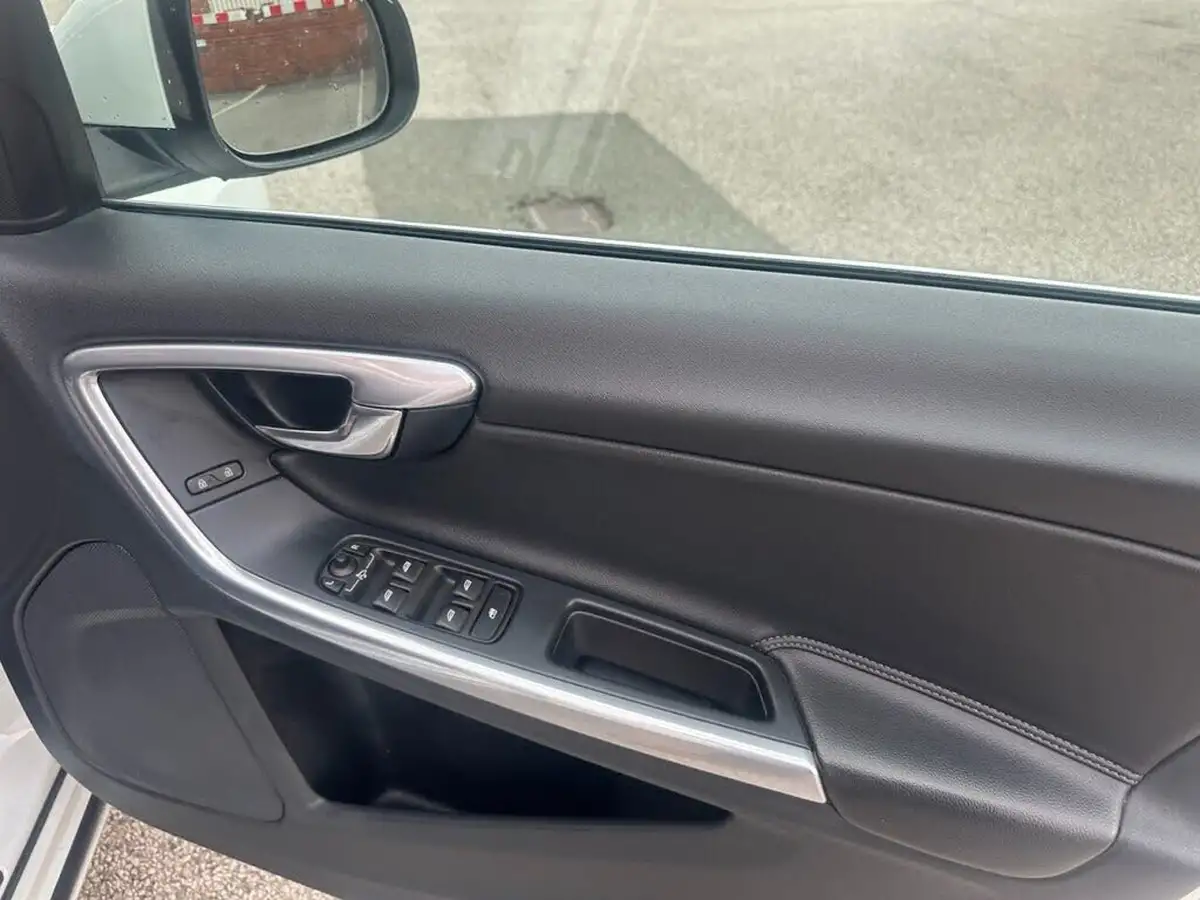 2016-volvo-v60-20td-d2-se-nav-big-37