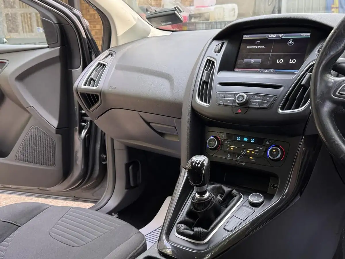 2015-ford-focus-10-titanium-t-125ps-hatchback-big-34
