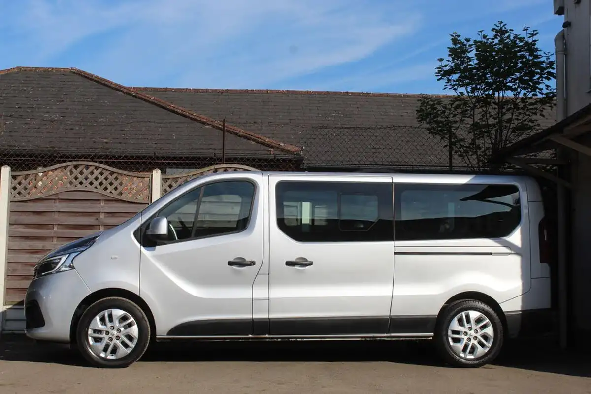 2020-renault-trafic-passenger-20dci-ll30-170-sport-nav-big-14
