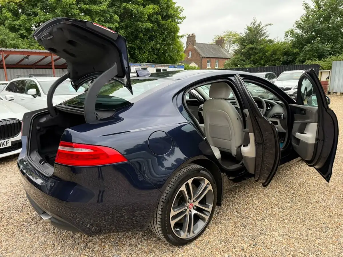 2019-jaguar-xe-20i-portfolio-200ps-big-60