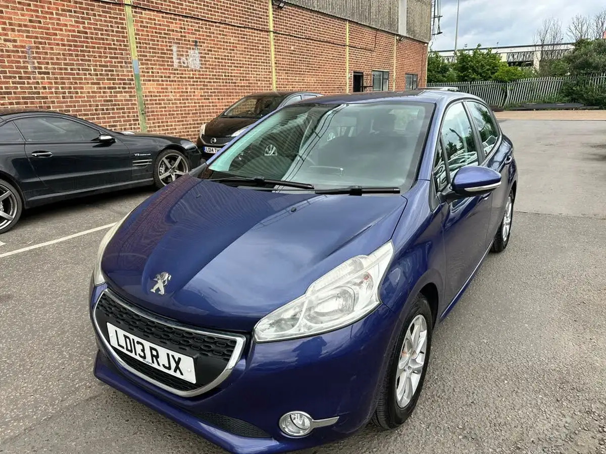 2013-peugeot-208-12-active-5d-big-15
