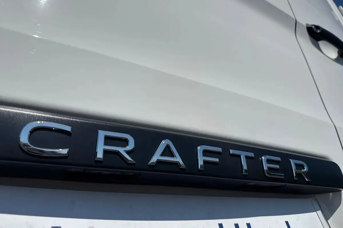 2024-volkswagen-crafter-20tdi-cr35-mwb-commerce-140pseu6d-panel-van-big-32