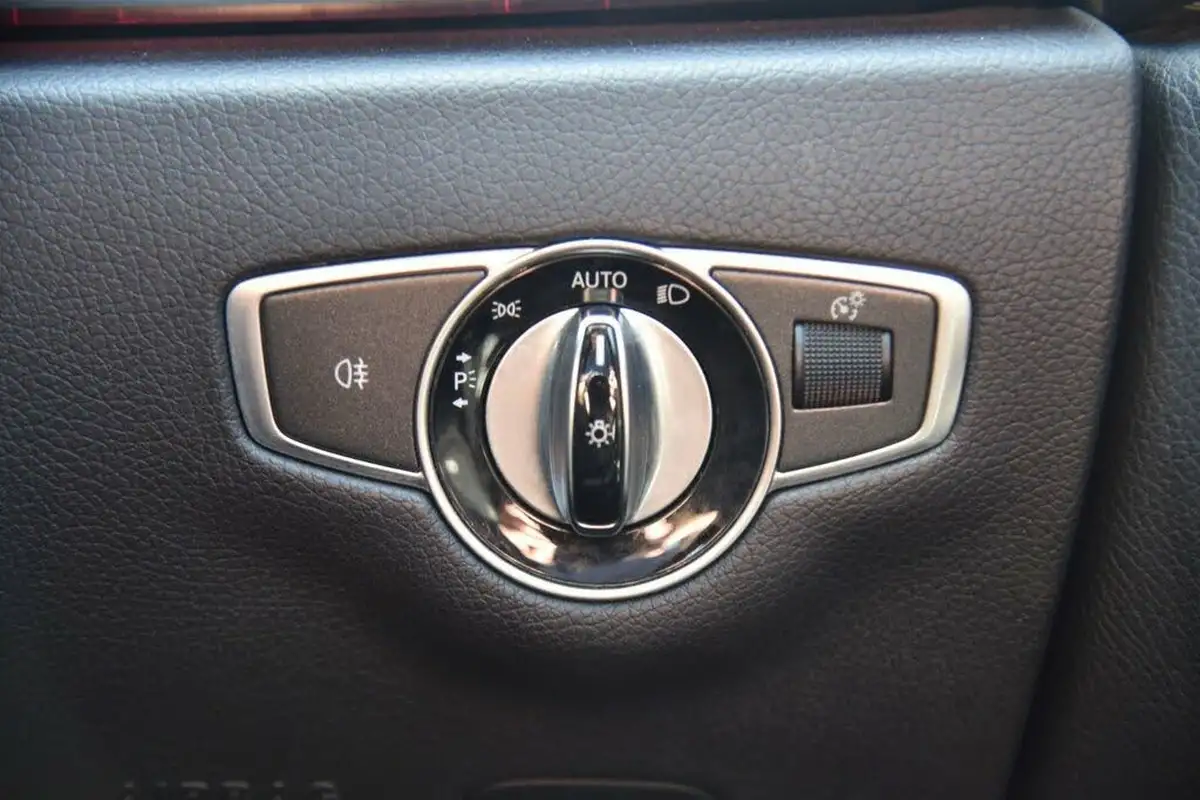 2019-mercedes-benz-e-class-20d-e220d-se-ss-estate-5d-big-36