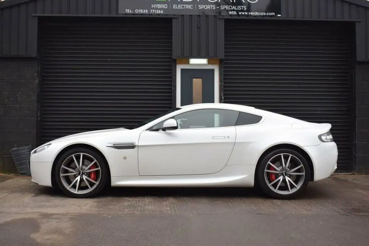 2010-aston-martin-vantage-47-coupe-sportshift-big-1