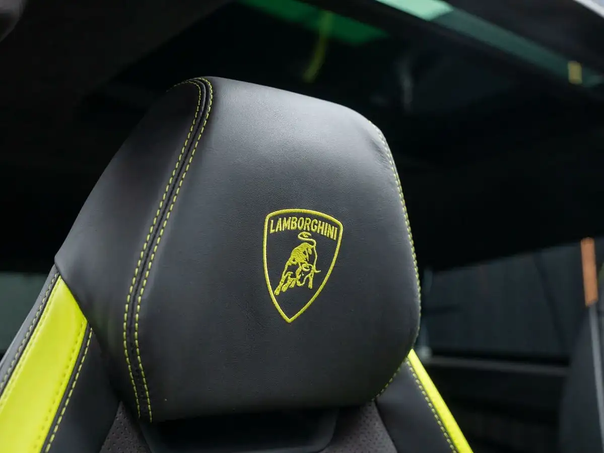 2022-lamborghini-urus-40-no-trim-big-54