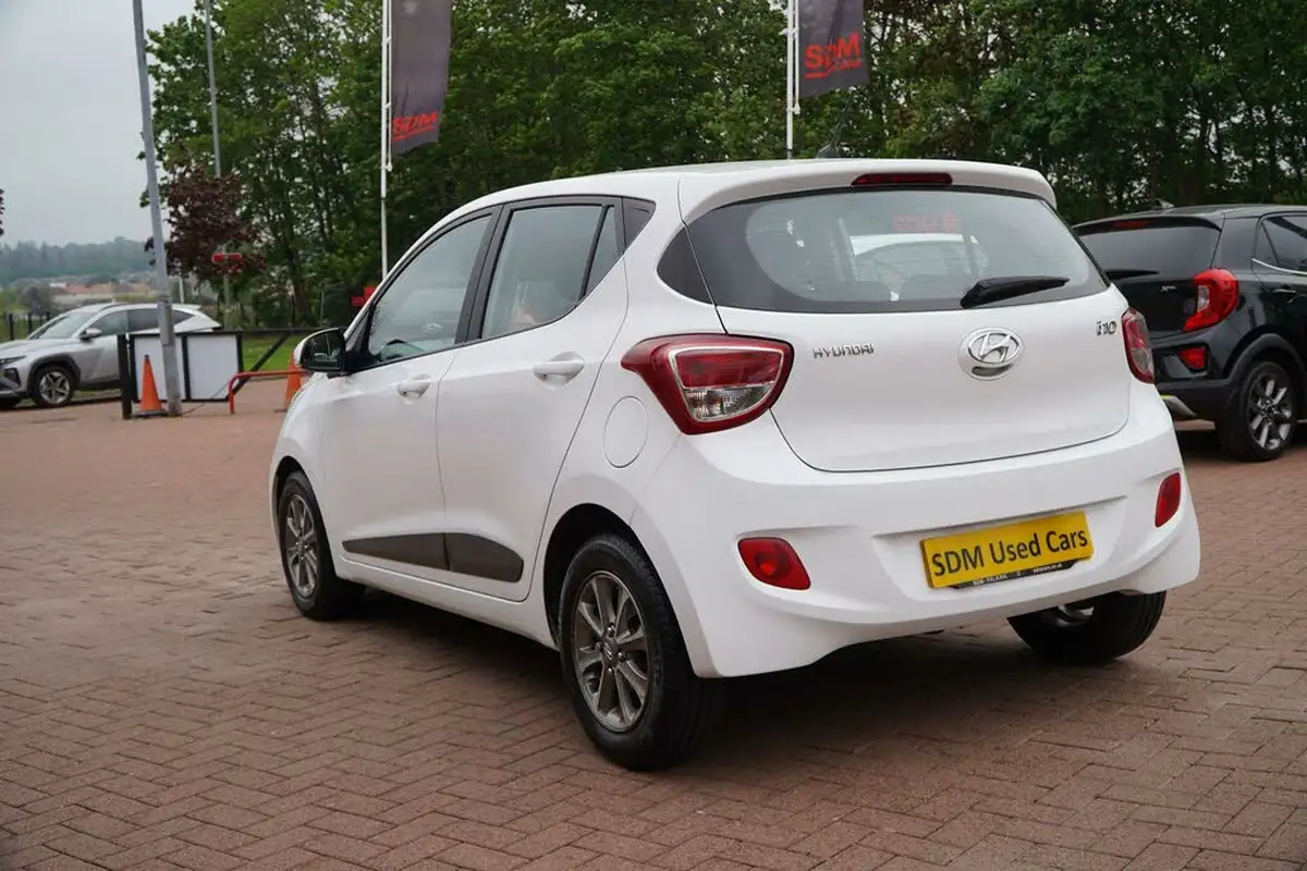 2014-hyundai-i10-10-premium-big-9