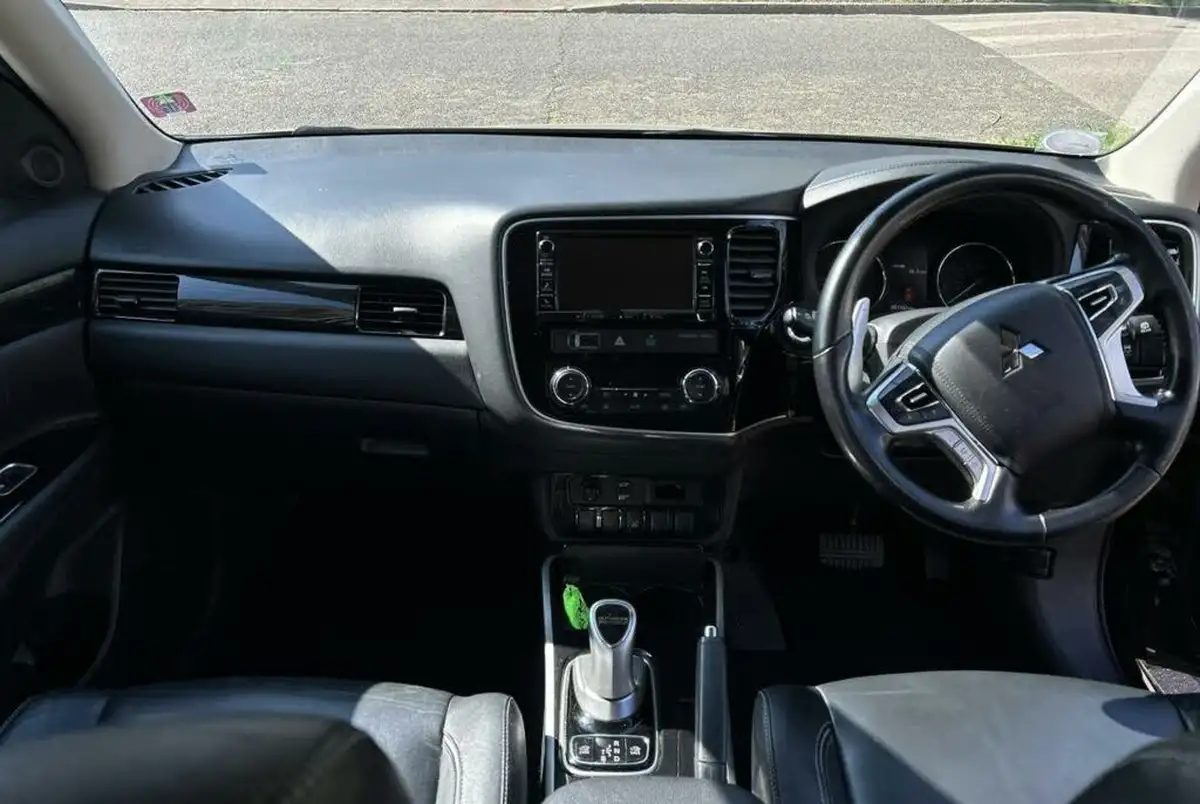 2016-mitsubishi-outlander-20-gx4h-phev-big-5