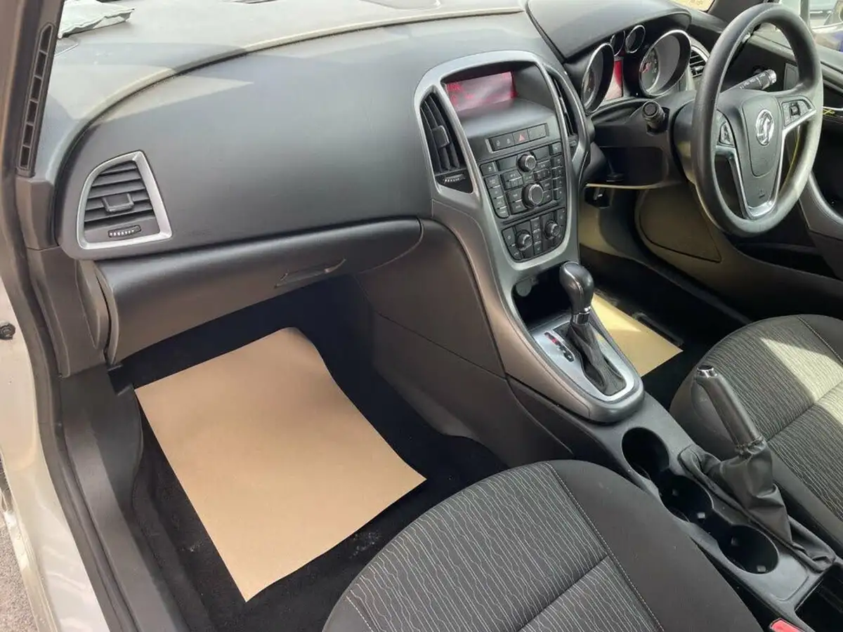 2014-vauxhall-astra-16-design-hatchback-auto-big-11