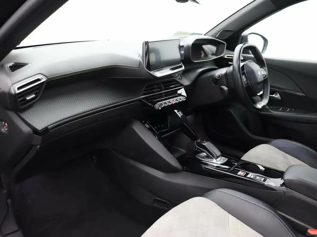 2021-peugeot-2008-suv-e-gt-premium-50kwh-big-10