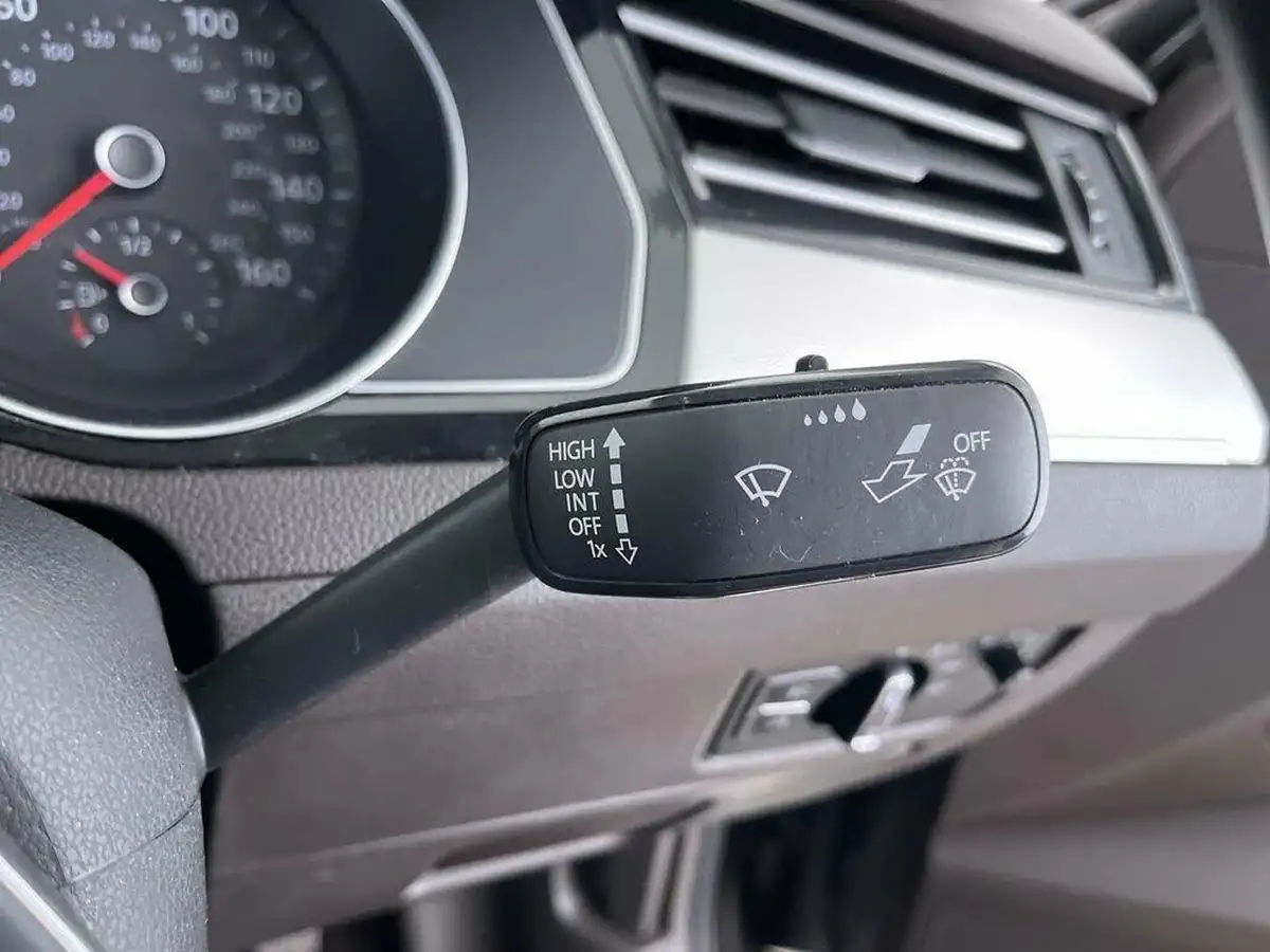 2015-volkswagen-passat-20tdi-se-business-bmtss-saloon-4d-big-53
