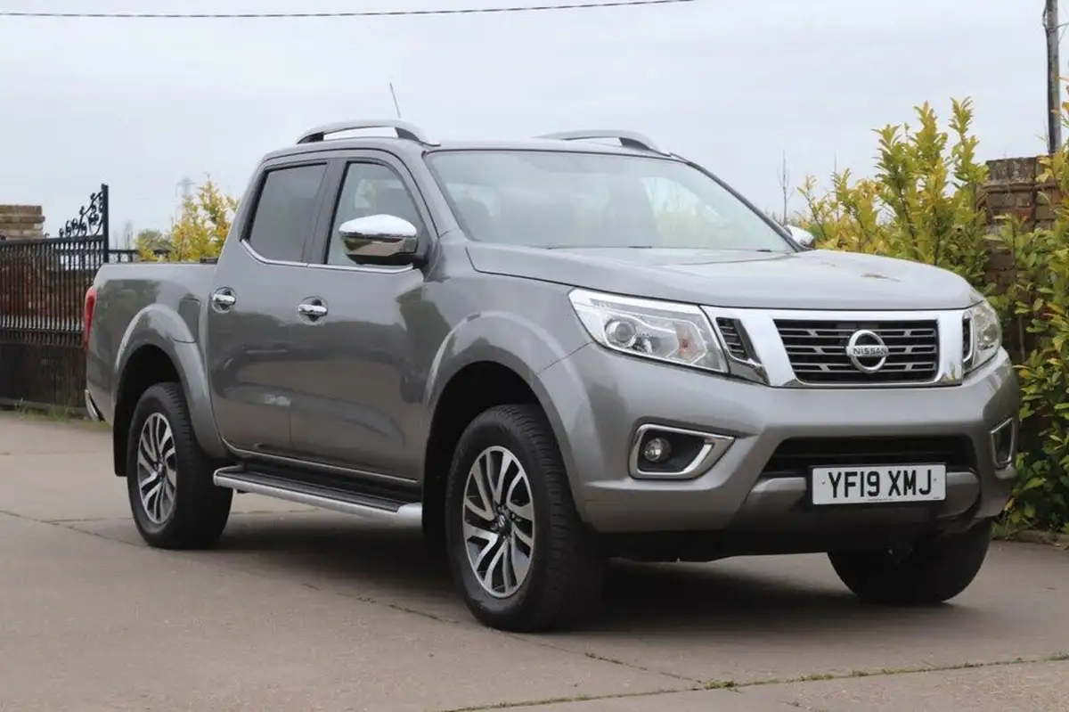 2019-nissan-navara-23dci-tekna-auto-big-10