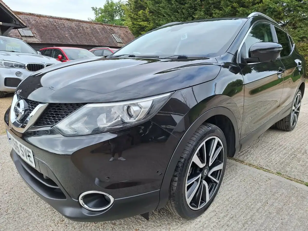 2016-nissan-qashqai-12-dig-t-tekna-xtronic-cvt-big-2