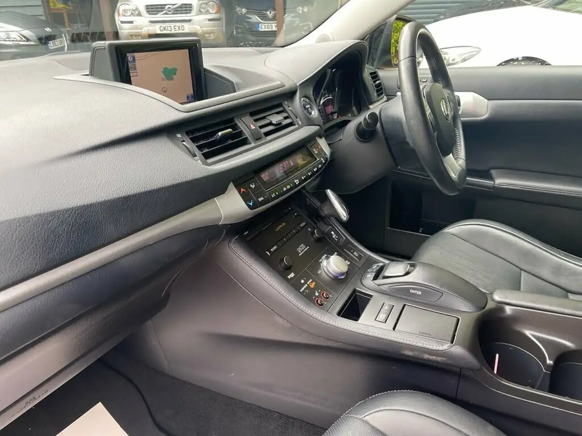 2013-lexus-ct-200h-18-premier-big-16