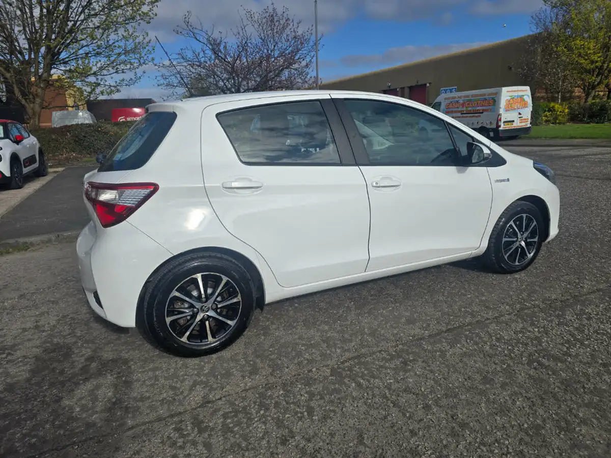 2019-toyota-yaris-15-vvt-i-icon-tech-98bhp-hybrid-1497cc-e-cvt-big-38