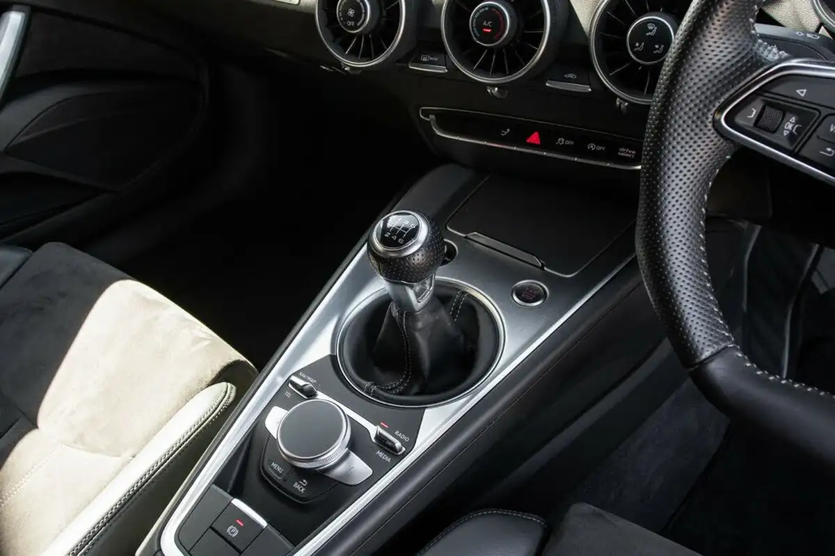 2015-audi-tt-coupe-20-tfsi-s-line-big-28
