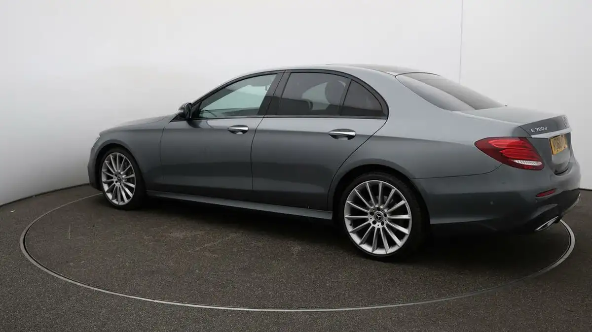 2020-mercedes-benz-e-class-20d-e300d-amg-line-edition-premium-plus-saloon-4d-big-37