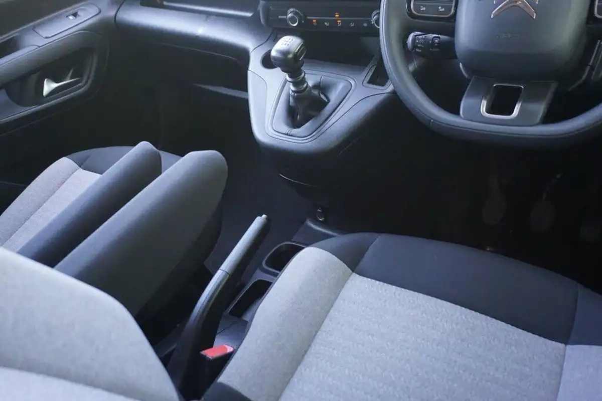 2023-citroen-berlingo-12-puretech-feel-m-size-big-18