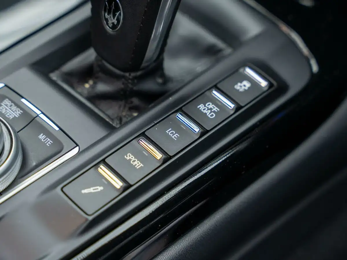 2020-maserati-levante-30-gransport-big-21